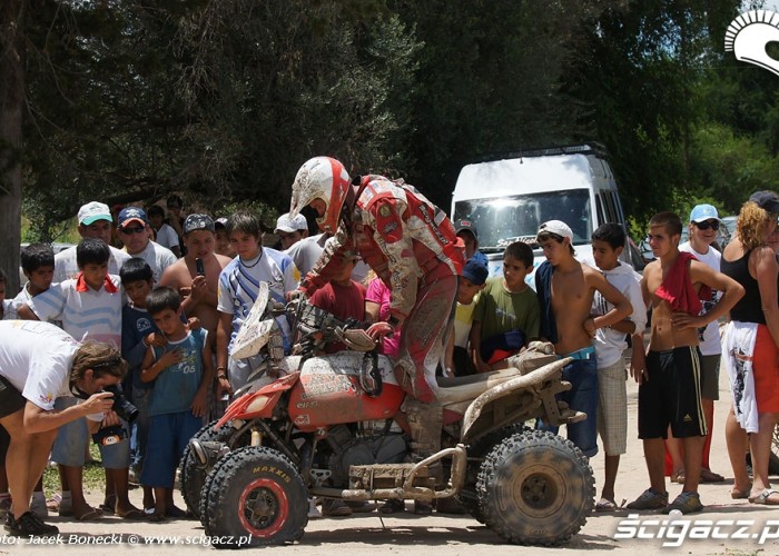 Kibice ogladaja uszkodzony quad Sonika Dakar 2010