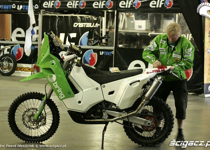 zawodnik przygotowuje motocykl do odbioru technicznego dakar 2010