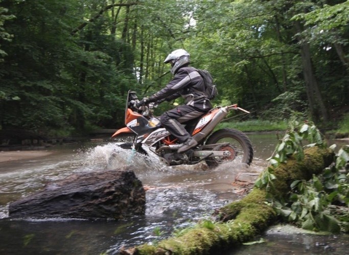 motocyklista przeprawiajacy sie przez rzeke