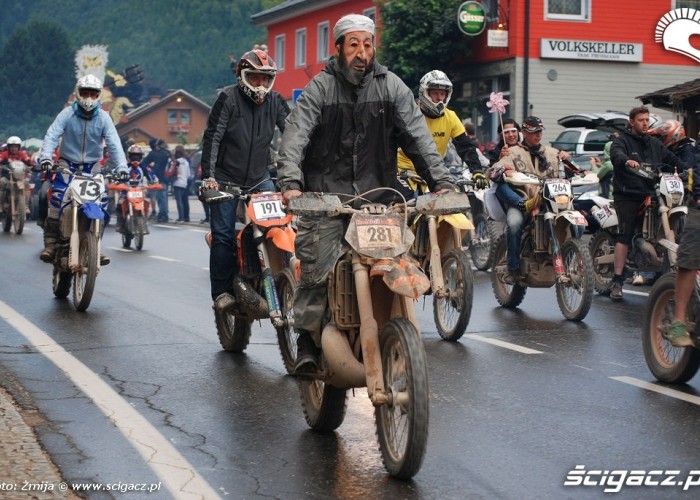 Parada Bin Laden na motocyklu