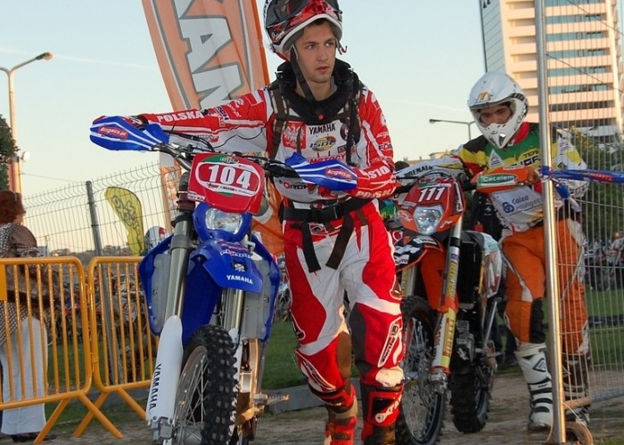 Marcin Frycz prowadzi motocykl Szesciodniowka 2009 4