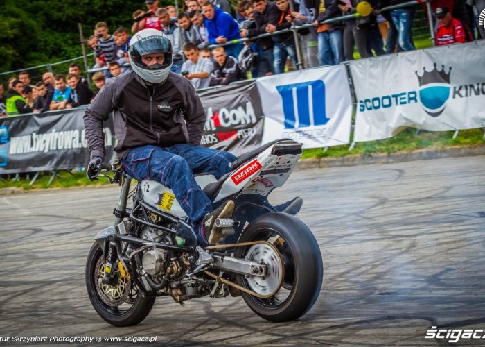 Lukasz FRS palenie gumy tylem Moto Show Bielawa Polish Stunt Cup 2015