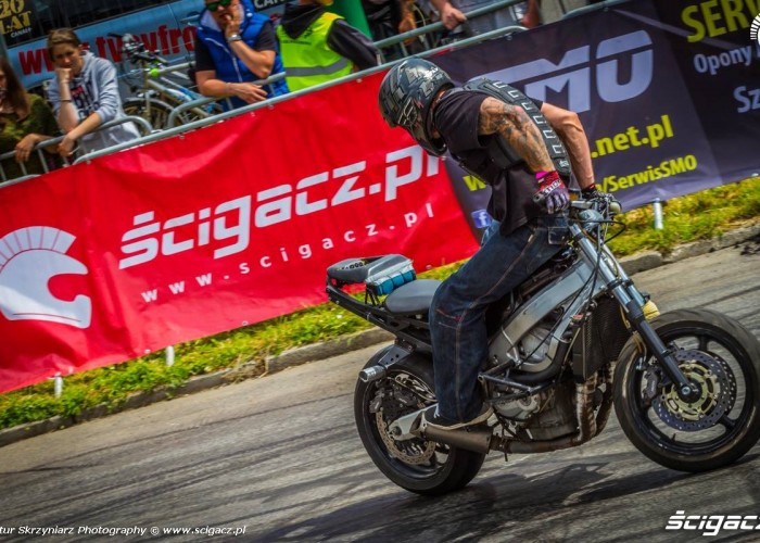 palenie gumy tylem Moto Show Bielawa Polish Stunt Cup 2015