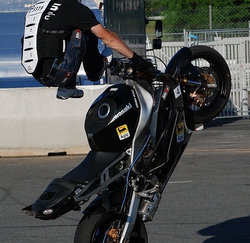 Akrobacje na motocyklu Lukasz FRS
