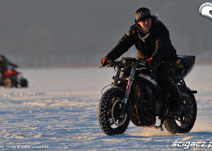 Simspon motocyklem po lodzie