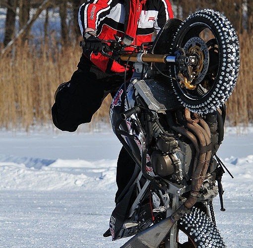 Stunt na sniegu wheelie Mok