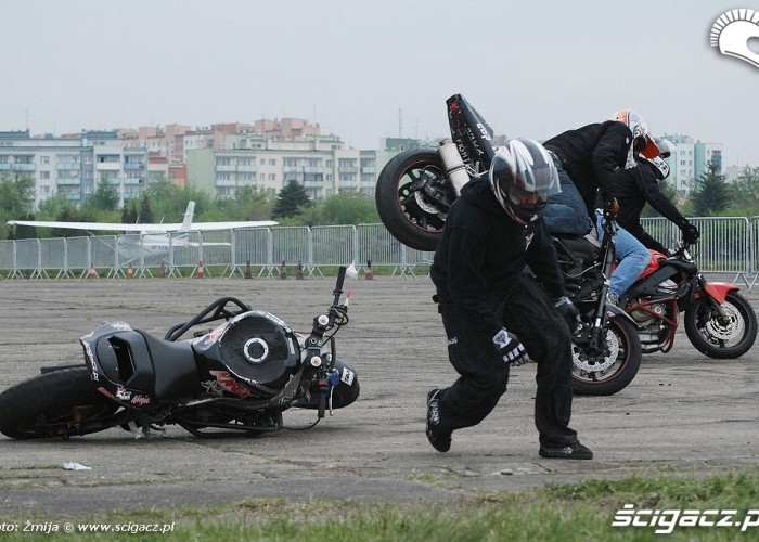 Wypadek motocyklowy w trakcie stunt pokazu