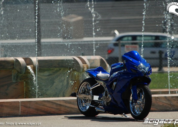 Motocykl przy fontannie