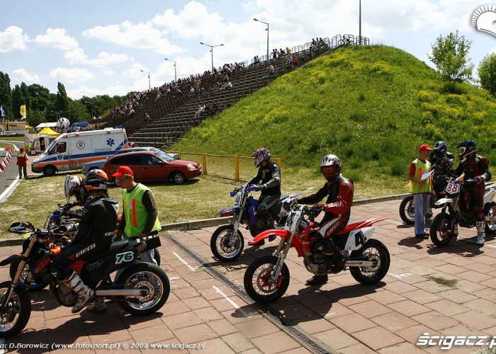 zawodnicy pola przedstartowe radom supermoto motocykle lipiec 2008 b mg 0026