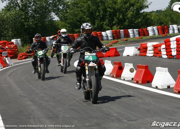 zjazd z toru radom supermoto motocykle lipiec 2008 a mg 0117