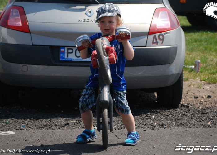 Wheelie na rowerze w wykonaniu dziecka