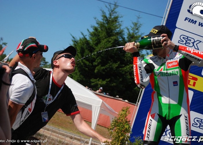 Lanie szampana kibicom Biaggi