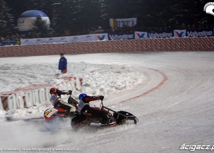 zlozenie dwoch zawodnikow sanok ice racing 2010 b mg 0063