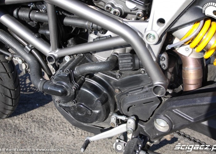 silnik lewa strona Ducati Hyperstrada