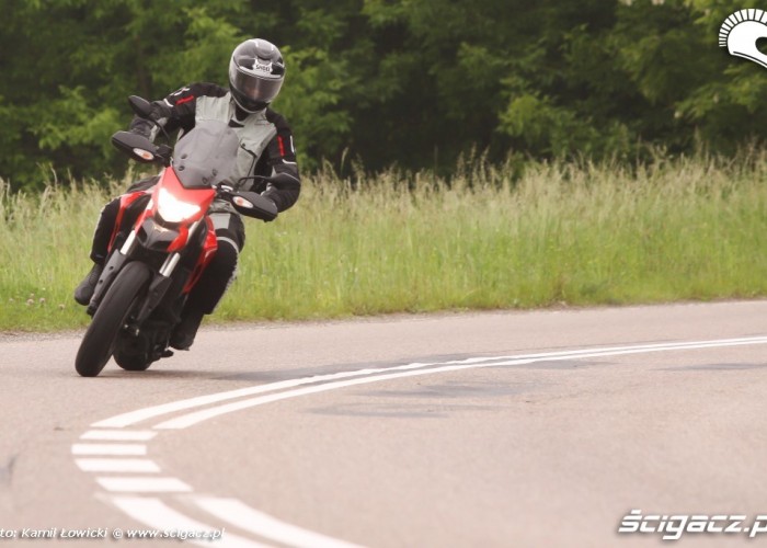 w zakrecie Ducati Hyperstrada