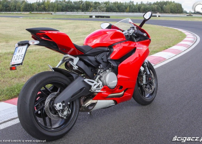 Ducati 899 Panigale MY2014 na torze