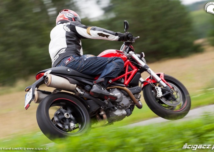 szybki zakret Ducati Monster