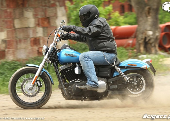jazda po piachu Harley Davidson Street Bob