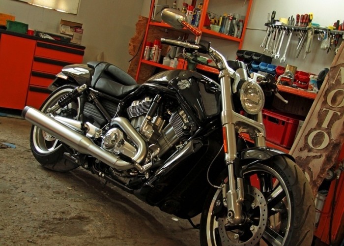 w garazu Harley Davidson V Rod Muscle