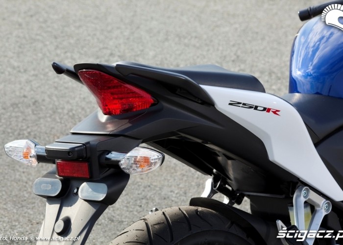 tylne swiatla Honda CBR250R 2011