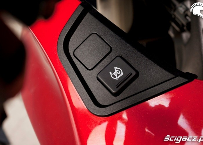 Honda CrossTourer 2012 przycisk kontroli trakcji