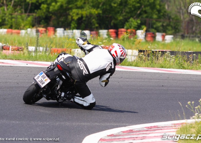 Zakret KTM Duke 125 2012