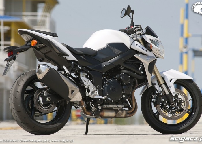 muskularny wyglad suzuki gsr750 2011 test motocykla 19