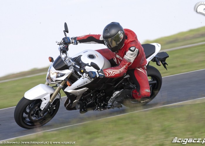 szybki zakret suzuki gsr750 2011 test motocykla 02