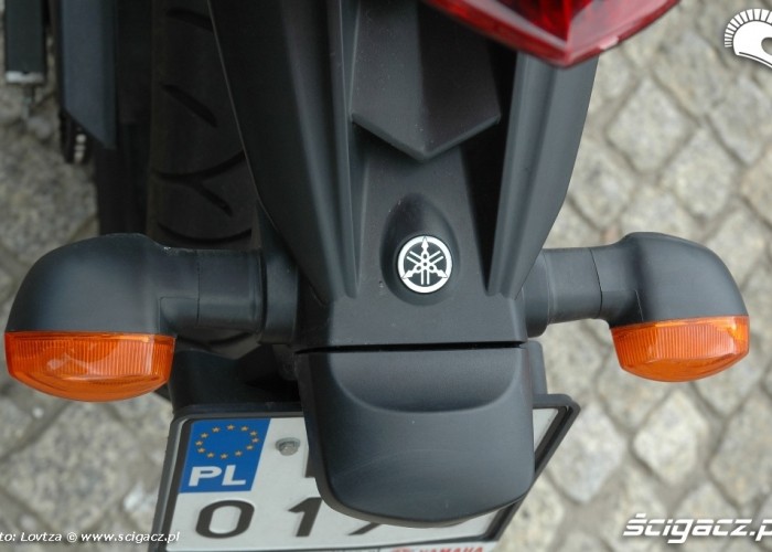 Kierunki i wieszak tablicy Yamaha XJ6 2010