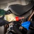 4 rzeczy ktore warto sprawdzic przed jazda motocyklem - Wlewanie oleju Lukasz Widziszowski