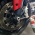 Jak usunac zabrudzenia z oleju i smaru do lancucha ze swojego motocykla - Castrol metal parts cleaner