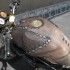 Skorzane Ducati Monster idealne na ranczo - zbiornika paliwa