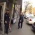 Uprzejmy policjant przepuszcza motocykliste chodnikiem - chodnikiem policja