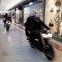 Zlodzieje na motocyklach w centrum handlowym - zlodzieje na motocyklach