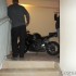 Motocykl w mieszkaniu zdjecia czytelnikow scigacz pl - moto na schodach