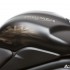 Speed Triple R Dark bardzo limitowany Triumph - logo na balu
