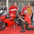85-latek odbiera swoje Ducati Panigale - na kolanach Panigale