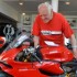 85-latek odbiera swoje Ducati Panigale - nowa zabawka