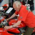 85-latek odbiera swoje Ducati Panigale - przymiarki