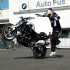 Chris Pfeiffer w BMW Auto Fus - zeskok z motocykla uchwycone w locie
