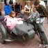 Duze dzieci malym dzieciom - lubelscy motocyklisci na Dzien Dziecka - dosiadanie motocykla