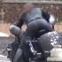 Kobieta kot upiety kombinezon i Batpod - widok na tyl motocykla rzecz jasna