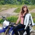 Kobiety na motocyklach bez osteoporozy - dziewczyna i Yamaha WR 450F