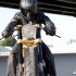 Mickey Rourke odbiera swoj motocykl od Rolanda Sandsa - przod RSD
