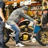 Mickey Rourke odbiera swoj motocykl od Rolanda Sandsa - przymiarka