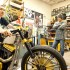 Mickey Rourke odbiera swoj motocykl od Rolanda Sandsa - roland sands
