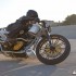 Mickey Rourke odbiera swoj motocykl od Rolanda Sandsa - skrecanie custom