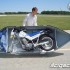 MotoPOD - motocykl pod samolotem - motocykl gotowy do transportu