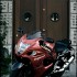 Motocykle Suzuki i Hondy do serwisu - suzuki hayabusa pod drzwiami