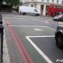 Motocyklisci pozostaja na buspasach w Londynie - Zatoka przed swiatlami